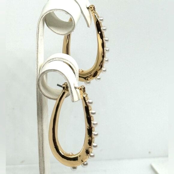 ISAAC MIZRAHI Gold Tone Pearl Oval Hoop Earrings - Picture 4 of 7